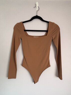 Aritzia Babaton Contour Long Sleeve Bodysuit Constant Camel Sz. XS